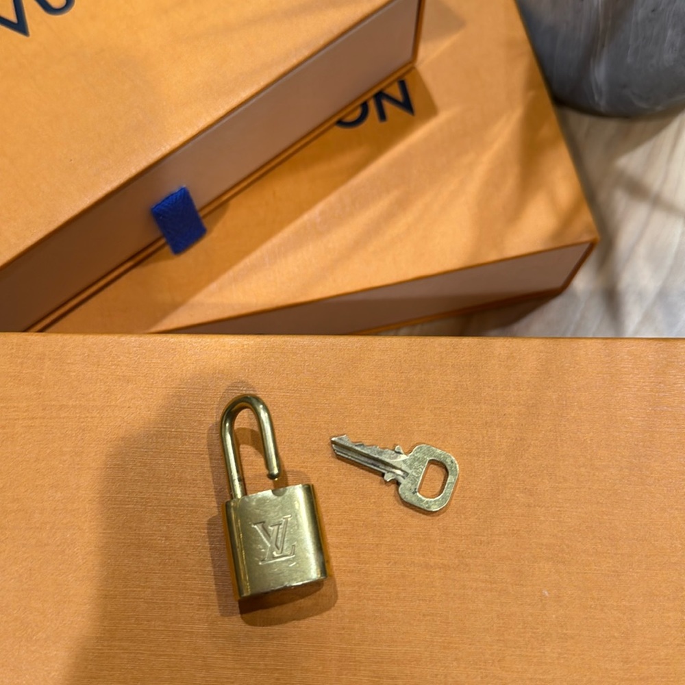 ✨Louis Vuitton Key and Lock ✨